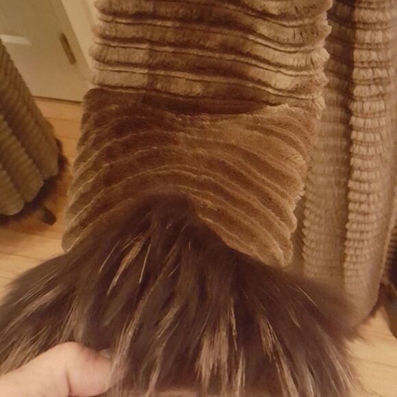 LUXURIOUS SHEARED BEAVER W/ RACOON COLLAR COAT - Picture 5 of 6